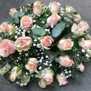 Biedermeier Bloemstuk Rosé Wit groot €85 Scheerhoorn Bloemen Leek