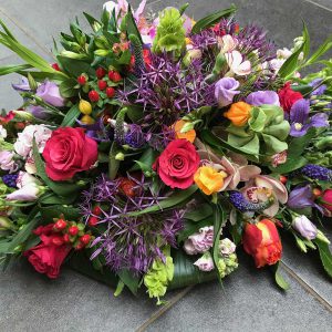 Rouwbloemstuk Gekleurd €150 Scheerhoorn Bloemen Leek